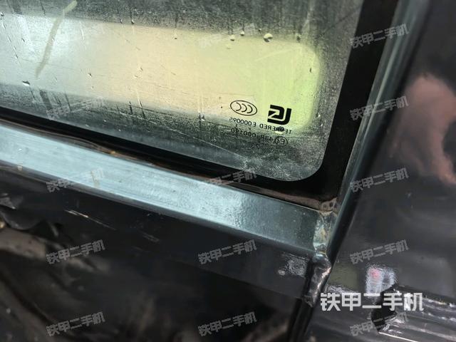 左后方玻璃角標(biāo)（駕駛室部分）