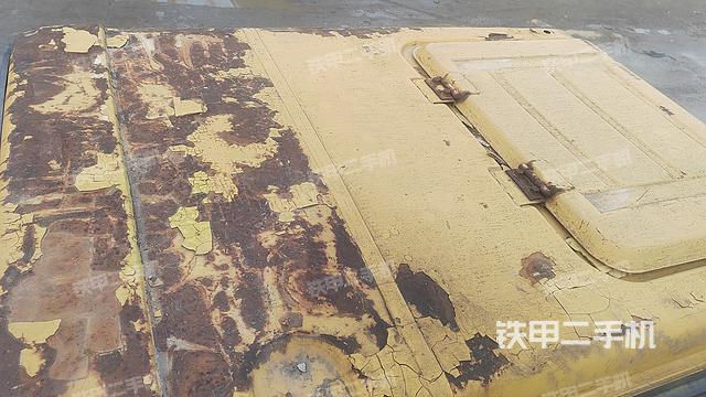 駕駛室頂部(整機(jī)外觀) 駕駛室頂部(整機(jī)外觀)