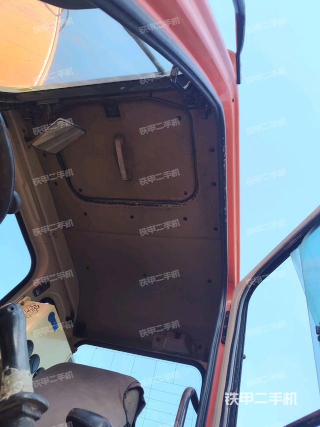 駕駛室頂部(整機外觀) 駕駛室頂部(整機外觀)