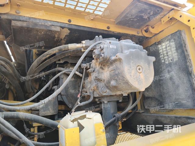 液壓泵艙室正面整體(整機外觀) 液壓泵艙室正面整體(整機外觀)