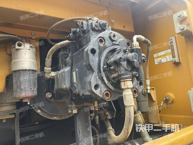 液压泵舱室正面整体（整机外观）