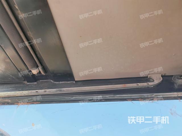 駕駛室頂部(整機(jī)外觀) 駕駛室頂部(整機(jī)外觀)