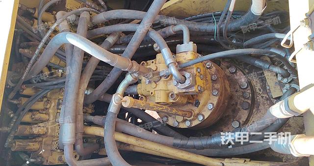 回轉(zhuǎn)馬達和主控閥(整機外觀) 回轉(zhuǎn)馬達和主控閥(整機外觀)