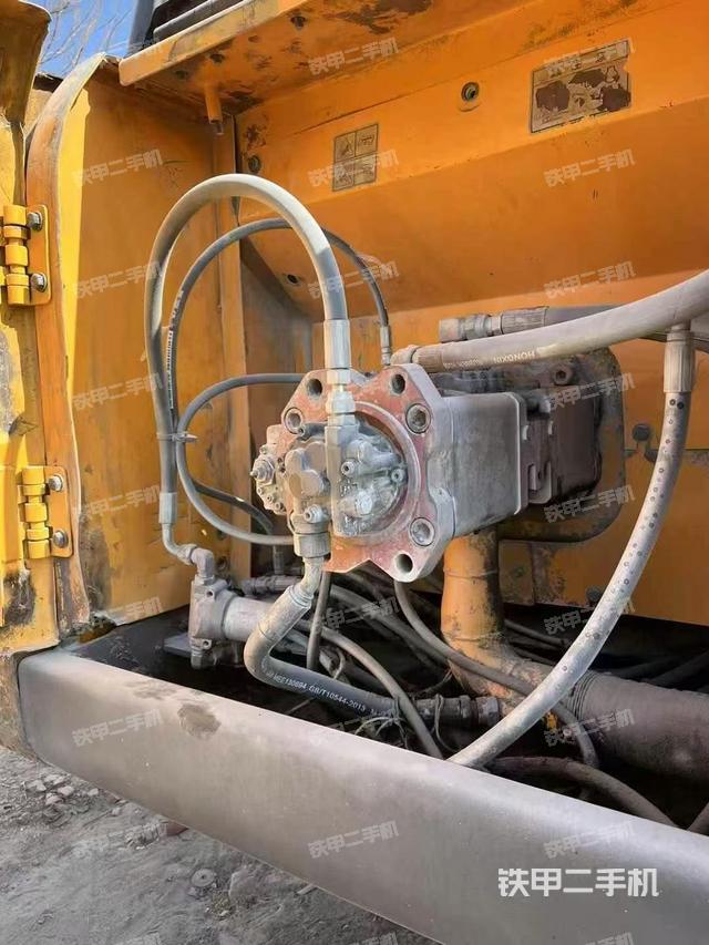 液壓泵艙室正面整體(整機外觀) 液壓泵艙室正面整體(整機外觀)