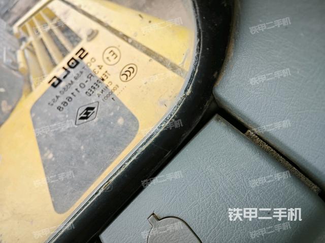 后窗玻璃角標（駕駛室部分）