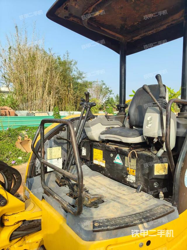 驾驶室顶部（整机外观）