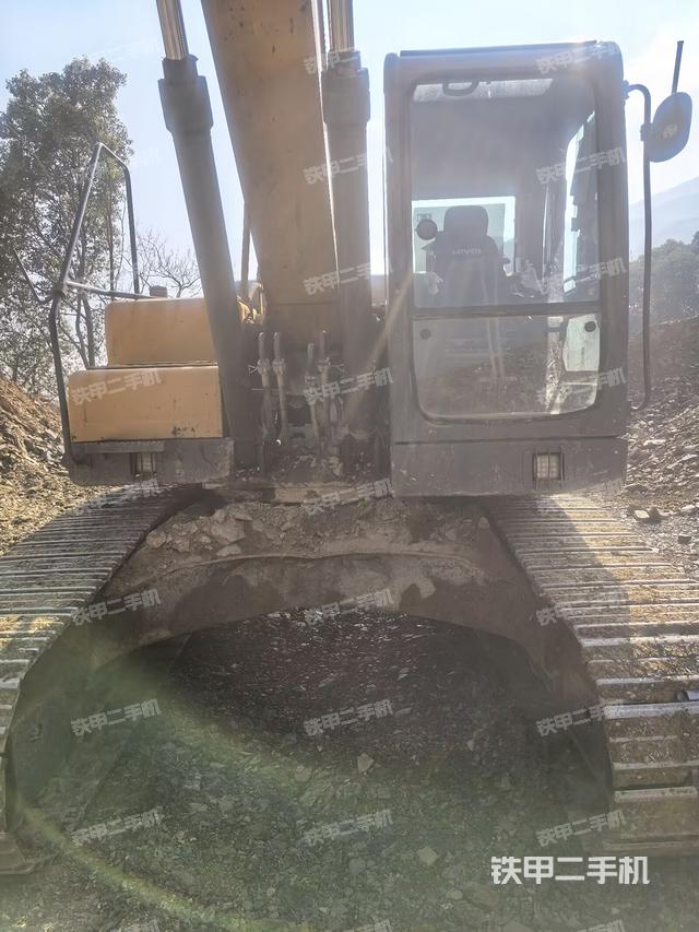 大臂油缸整体 竖拍(工作和回转装置) 大臂油缸整体 竖拍(工作和回转装置)