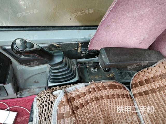 座椅右側(cè)控制臺(tái)/鑰匙門(mén)/油門(mén)/含右手柄（駕駛室部分）