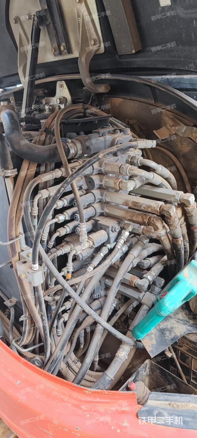 回转马达和主控阀（整机外观）