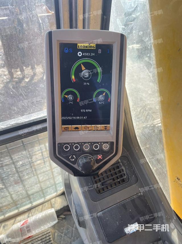 駕駛室整體(整機(jī)外觀) 駕駛室整體(整機(jī)外觀)