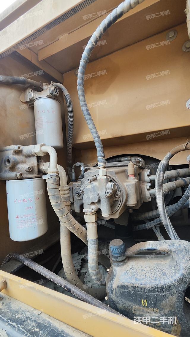 液压泵舱室正面整体（整机外观）