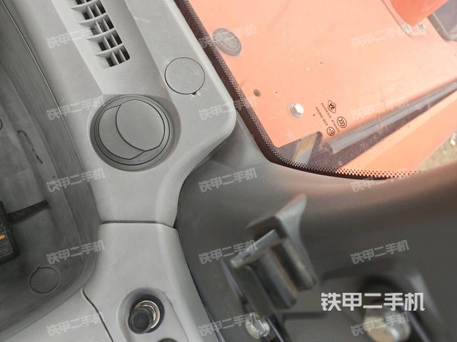 座椅左側(cè)控制臺/音響/含左手柄(駕駛室部分) 座椅左側(cè)控制臺/音響/含左手柄(駕駛室部分)