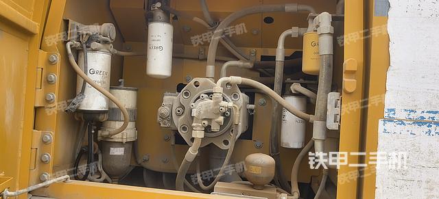 液压泵舱室正面整体（整机外观）