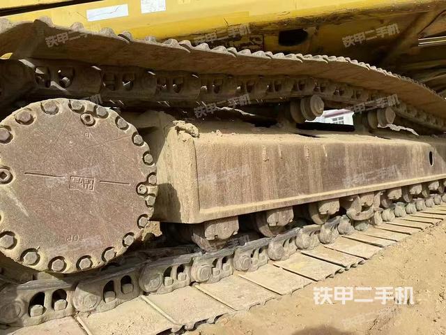 單側(cè)履帶整體(整機(jī)外觀) 單側(cè)履帶整體(整機(jī)外觀)