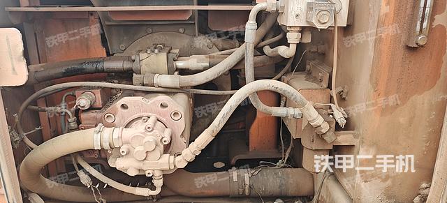 液压泵舱室正面整体（整机外观）