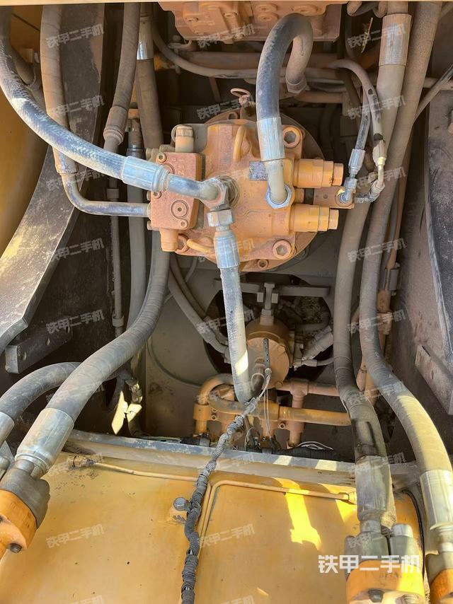 回轉(zhuǎn)馬達和主控閥（整機外觀）