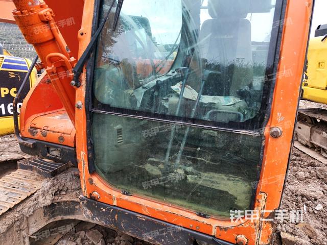 轉(zhuǎn)盤和下車架正前(工作和回轉(zhuǎn)裝置) 轉(zhuǎn)盤和下車架正前(工作和回轉(zhuǎn)裝置)