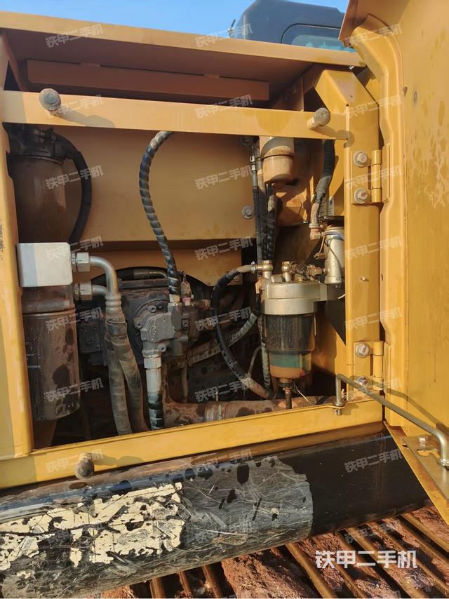 液压泵舱室正面整体（整机外观）