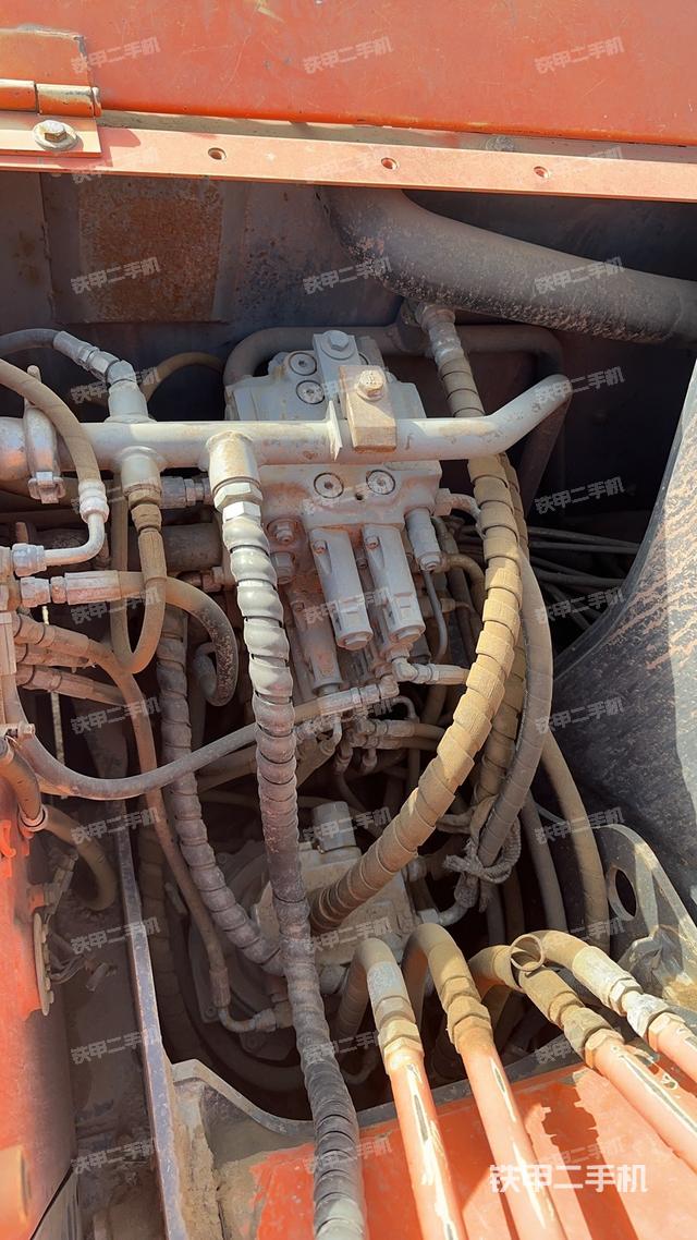 回轉(zhuǎn)馬達(dá)和主控閥（整機(jī)外觀）