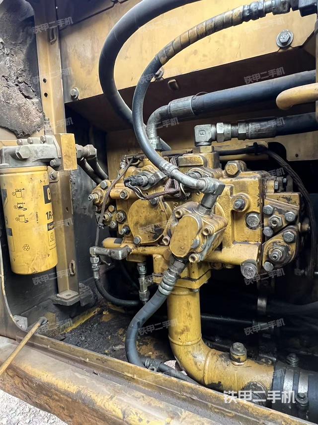 液壓泵艙室正面整體（整機(jī)外觀）