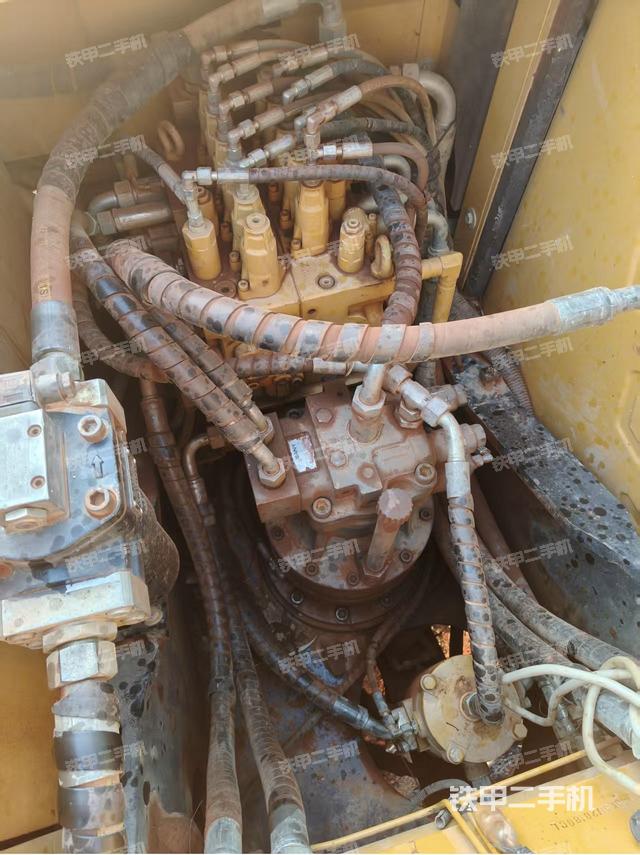 回转马达和主控阀（整机外观）