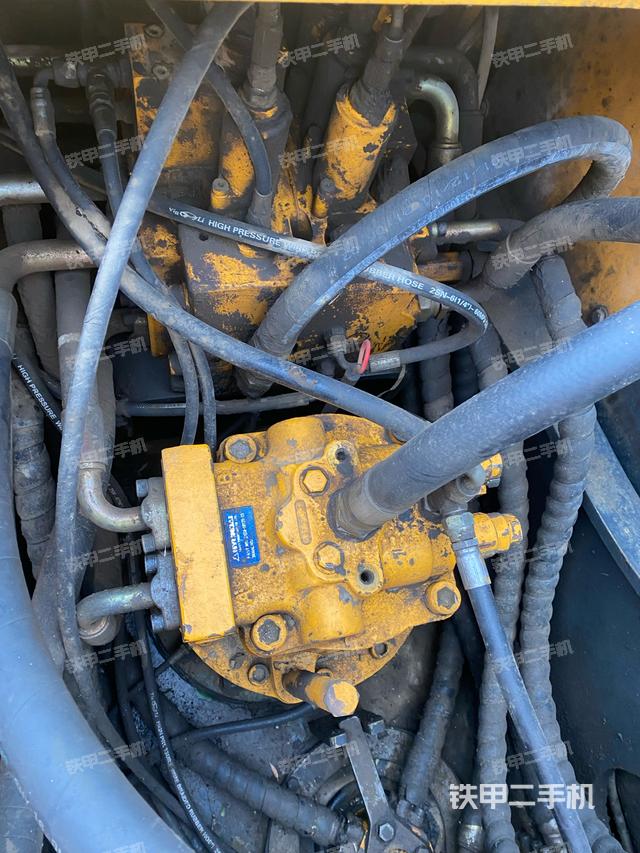 回转马达和主控阀（整机外观）