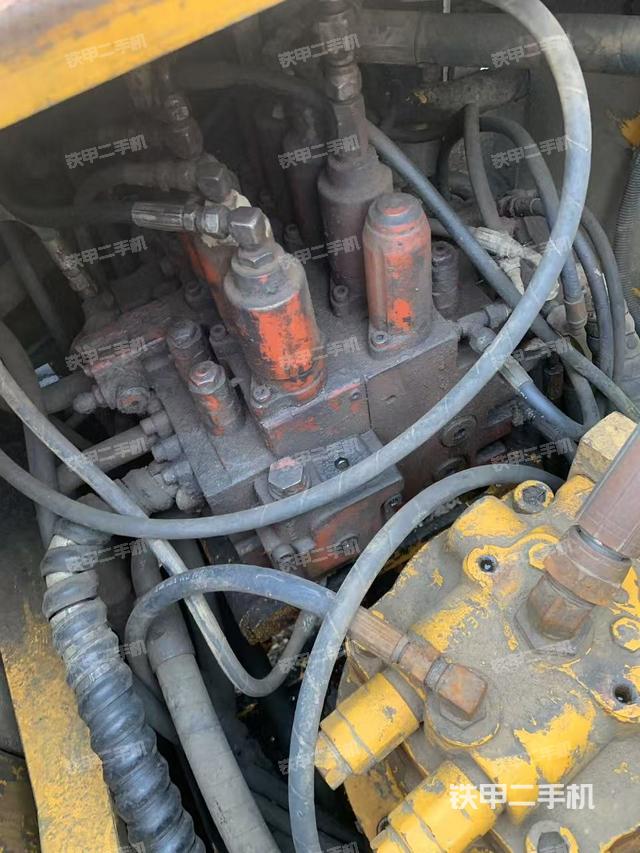 回轉(zhuǎn)馬達(dá)和主控閥（整機(jī)外觀）