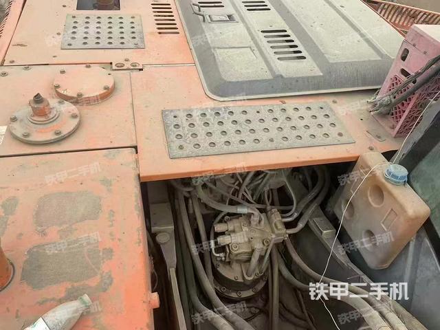 回轉(zhuǎn)馬達(dá)和主控閥(整機(jī)外觀) 回轉(zhuǎn)馬達(dá)和主控閥(整機(jī)外觀)