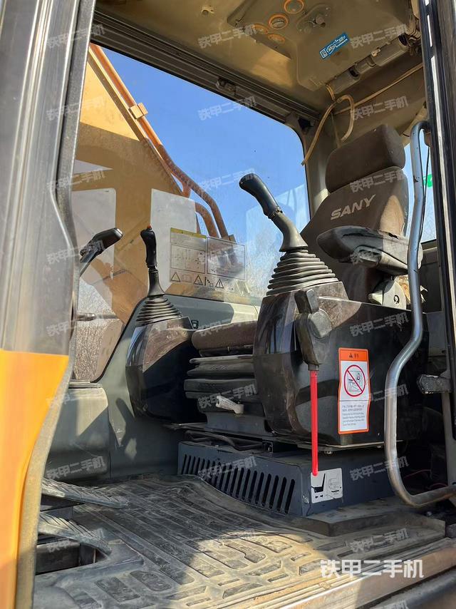 駕駛室整體（整機外觀）