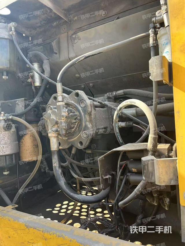 液壓泵艙室正面整體（整機(jī)外觀）