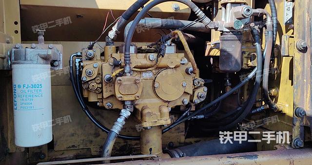 液壓泵艙室正面整體(整機外觀) 液壓泵艙室正面整體(整機外觀)