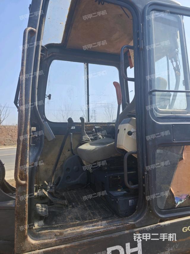 座椅右側(cè)控制臺(tái)/鑰匙門(mén)/油門(mén)/含右手柄（駕駛室部分）