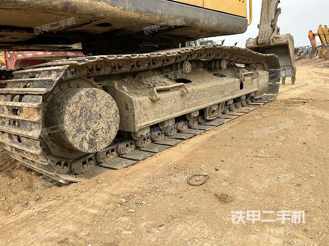 單側(cè)履帶整體(整機(jī)外觀) 單側(cè)履帶整體(整機(jī)外觀)