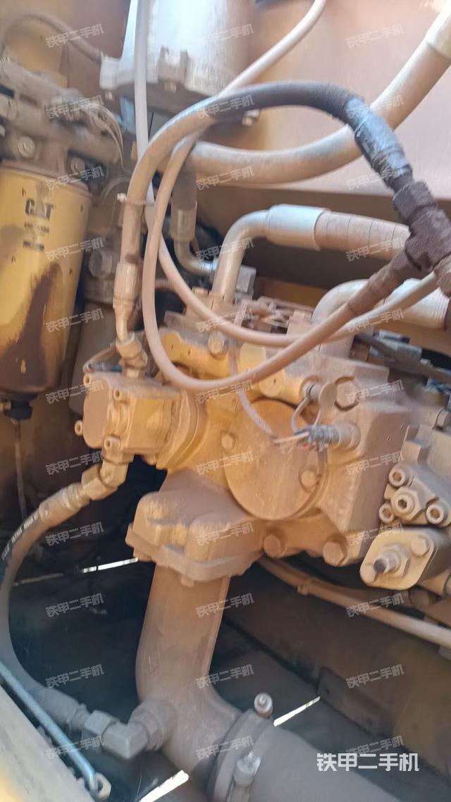 液压泵舱室正面整体（整机外观）