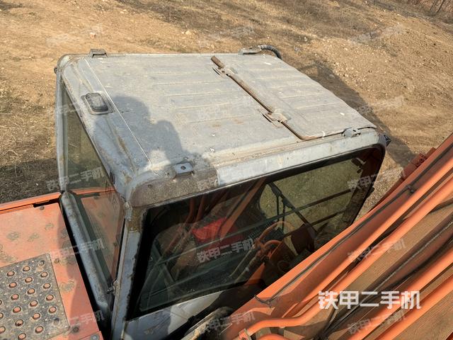 駕駛室頂部(整機(jī)外觀) 駕駛室頂部(整機(jī)外觀)