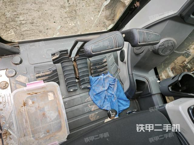 行走控制手柄和踏板?俯拍（駕駛室部分）