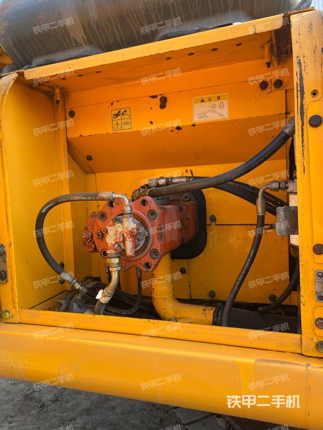 液壓泵艙室正面整體（整機外觀）