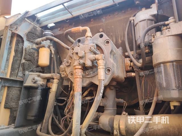 液壓泵艙室正面整體（整機外觀）