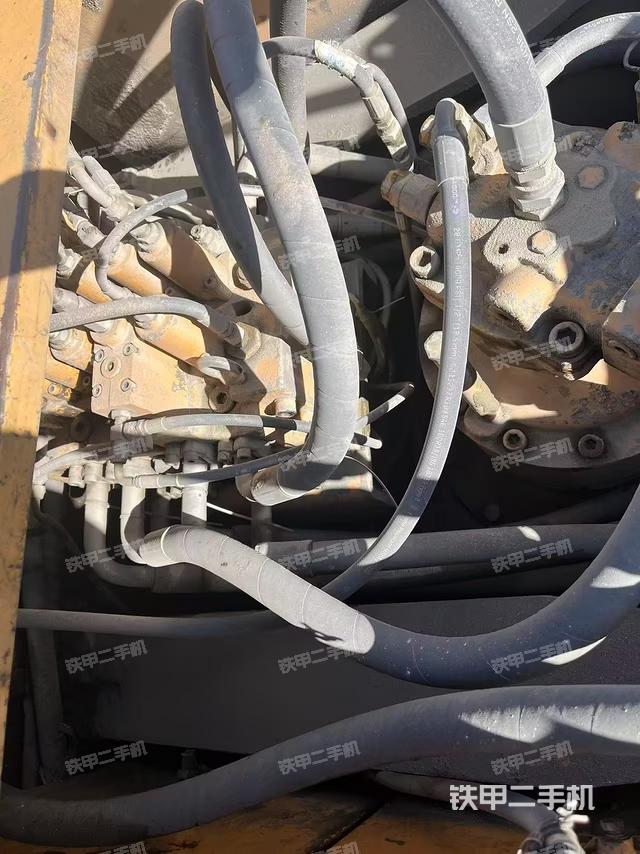 回轉(zhuǎn)馬達(dá)和主控閥（整機(jī)外觀）