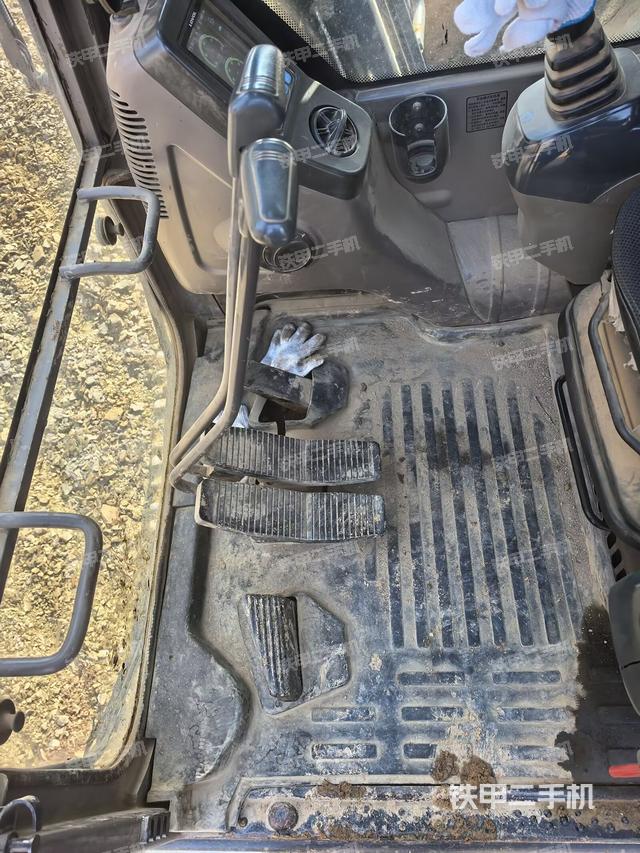 行走控制手柄和踏板 俯拍(驾驶室部分) 行走控制手柄和踏板 俯拍(驾驶室部分)