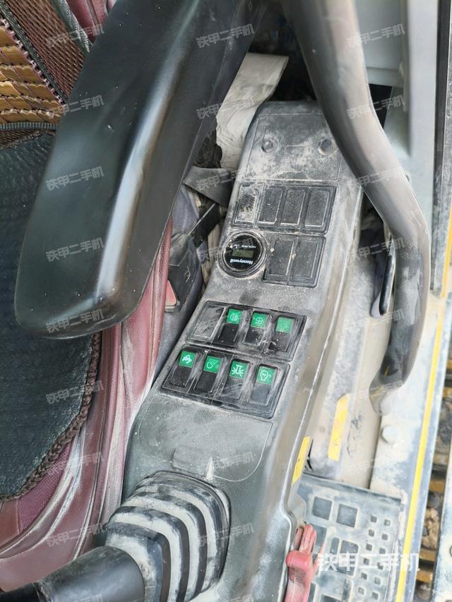 座椅右側(cè)控制臺(tái)/鑰匙門/油門/含右手柄（駕駛室部分）