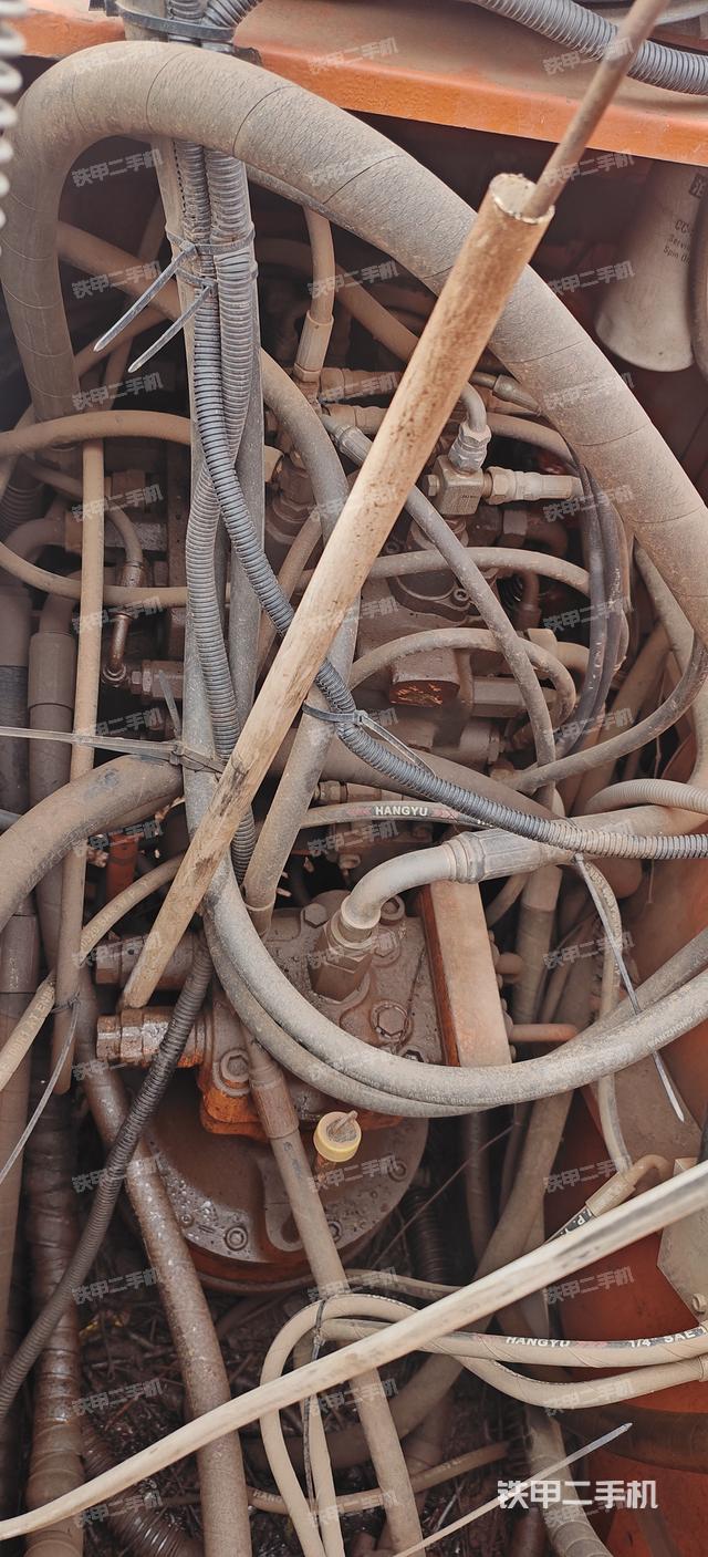 回转马达和主控阀（整机外观）