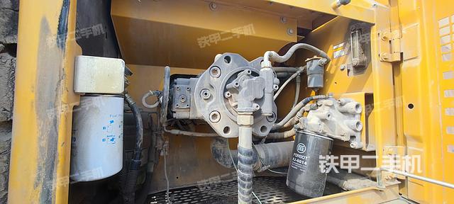 液压泵舱室正面整体（整机外观）