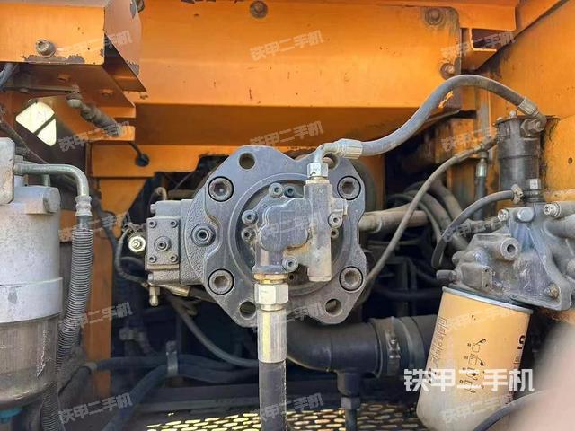 液壓泵艙室正面整體(整機外觀) 液壓泵艙室正面整體(整機外觀)
