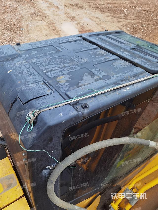 駕駛室頂部(整機(jī)外觀) 駕駛室頂部(整機(jī)外觀)