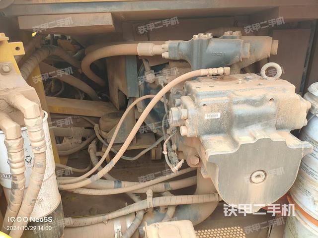 液压泵舱室正面整体（整机外观）