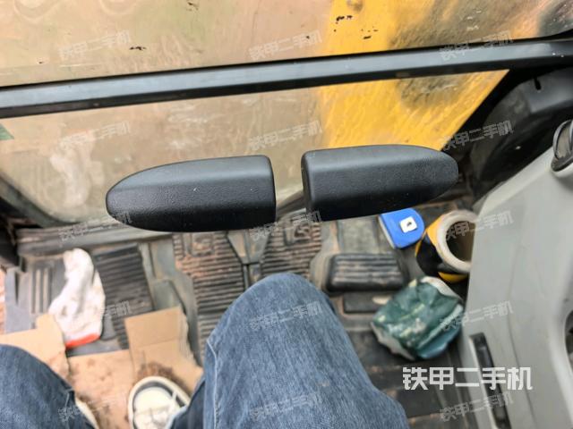 行走控制手柄和踏板?俯拍（駕駛室部分）