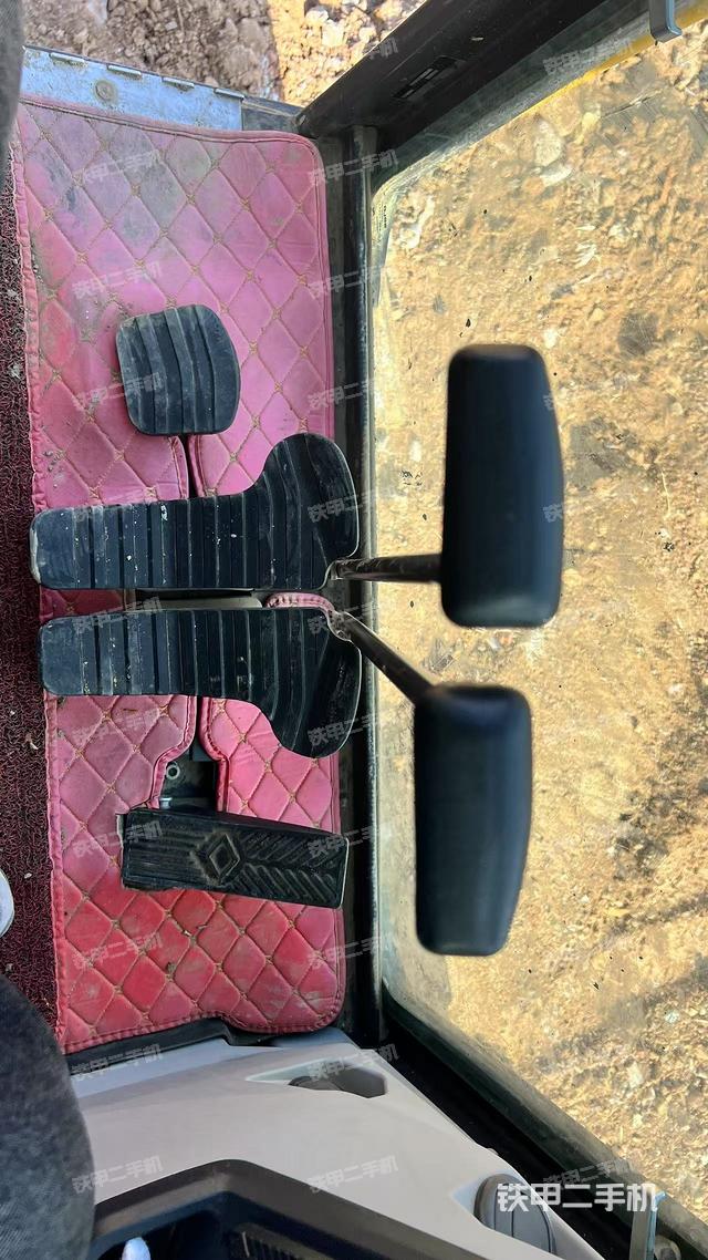 行走控制手柄和踏板?俯拍（駕駛室部分）