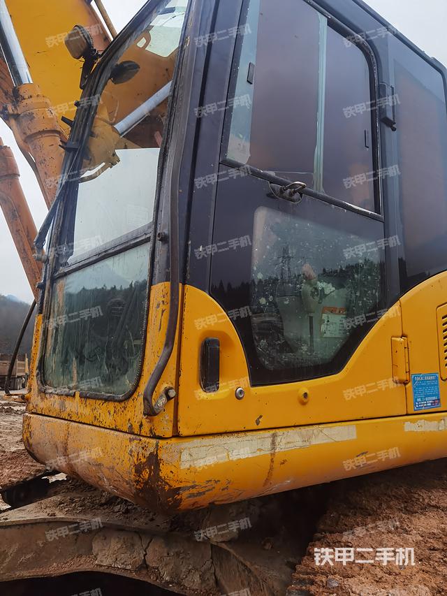 駕駛室整體(整機(jī)外觀) 駕駛室整體(整機(jī)外觀)