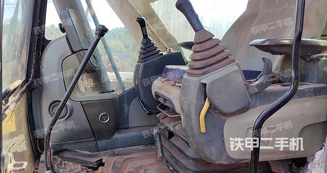 卡特彼勒323DL挖掘机的设备实拍-第8张实拍照片